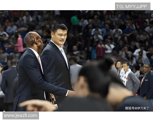 姚明现身北京中轻大厦，为新书《篮球之路》签售掀起热潮